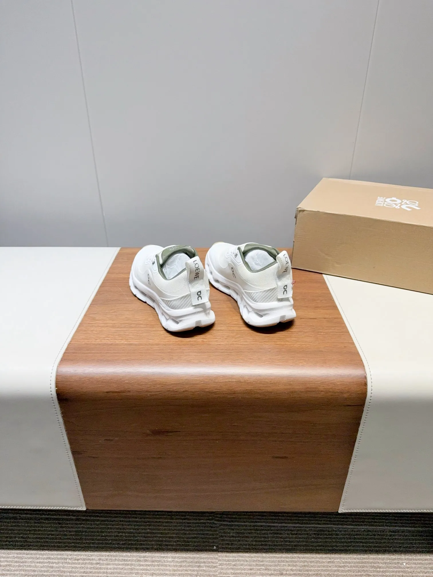 👟👟Ex-factory price 640👟👟 Lowe✅Loewe x on cioudtilt2.0 running shoes for couples Lowewe x on New cooperation series of running shoes The brand and the Swiss high-performance sports brand on jointly create this series of works specially designed for urban and outdoor life, fully demonstrating the technological quality of sustainable concepts. This cooperation combines ON's professional technology with Loewe's exquisite craftsmanship, and uses it in the production and design, specially designed for urban life and outdoor sports. Every color is awesome and super comfortable on the feet. ✔The upper is made of recycled polyester fiber and mesh fabric. ✔Using an exclusive rubber sole, the classic Loewe logo is printed on the side of the shoe and decorated with full-coverage seam details. Size: Women's 35-45 (40 women's 45 men's custom-made, non-refundable)
